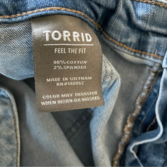 TORRID Vintage Stretch Mid-Rise Shorts Medium Wash Size 18 - Picture 8 of 8